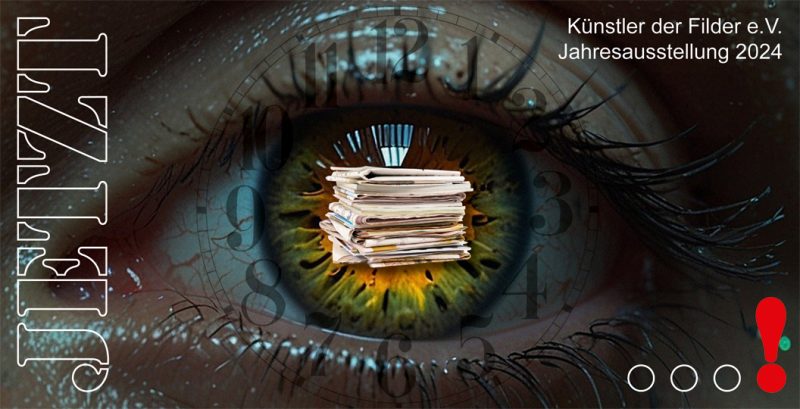 Nahaufnahme eines Auges; in der Pupille ein Zeitungsstapel; um die Pupille herum das Ziffernblatt einer Uhr; Schriftzug JETZT, Künstler der Filer e.V. Jahresausstellung 2024; drei Punkte, gefolgt von einem roten Ausrufzeichen